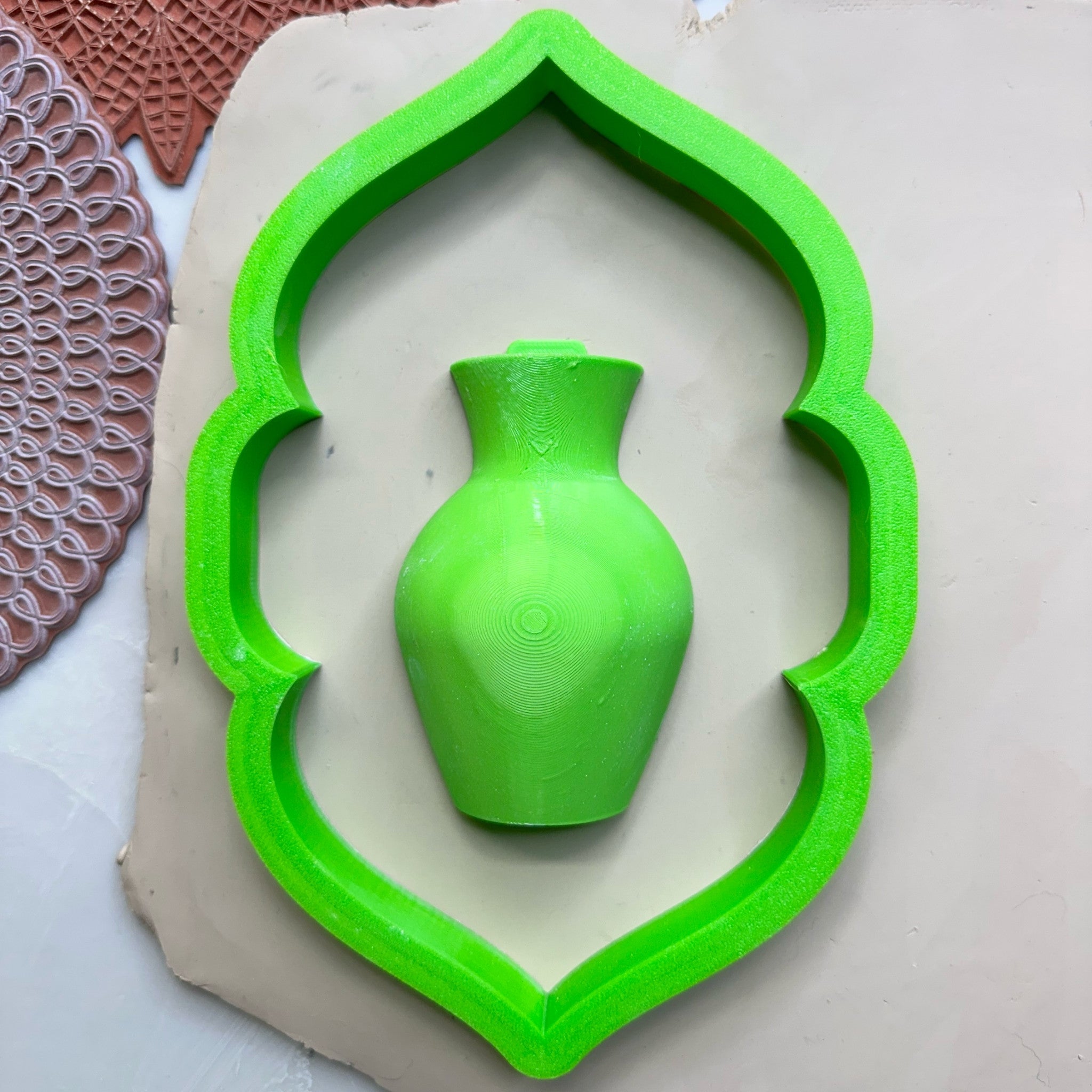 Double Pointed Arch Wall Vase Cutter