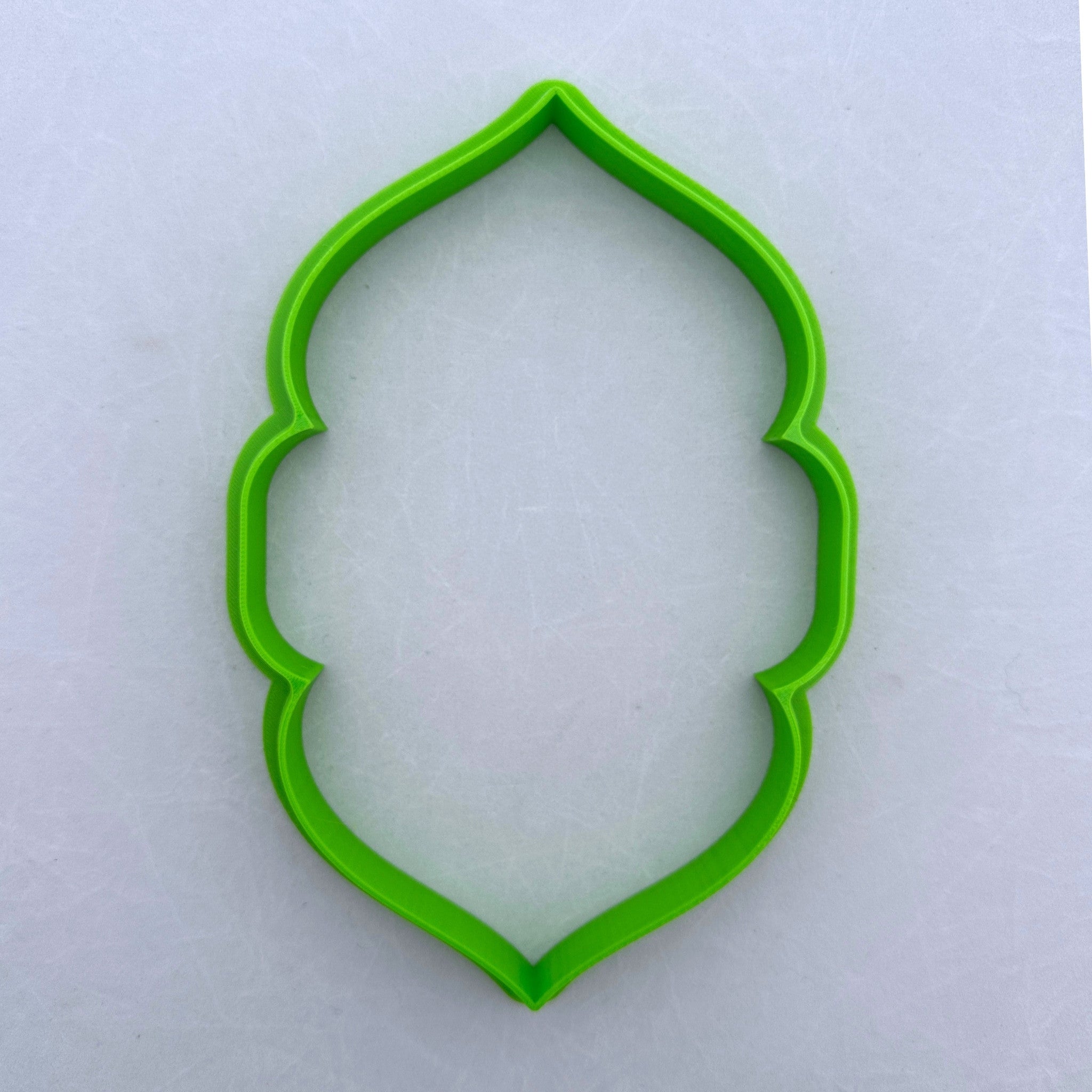 Double Pointed Arch Wall Vase Cutter