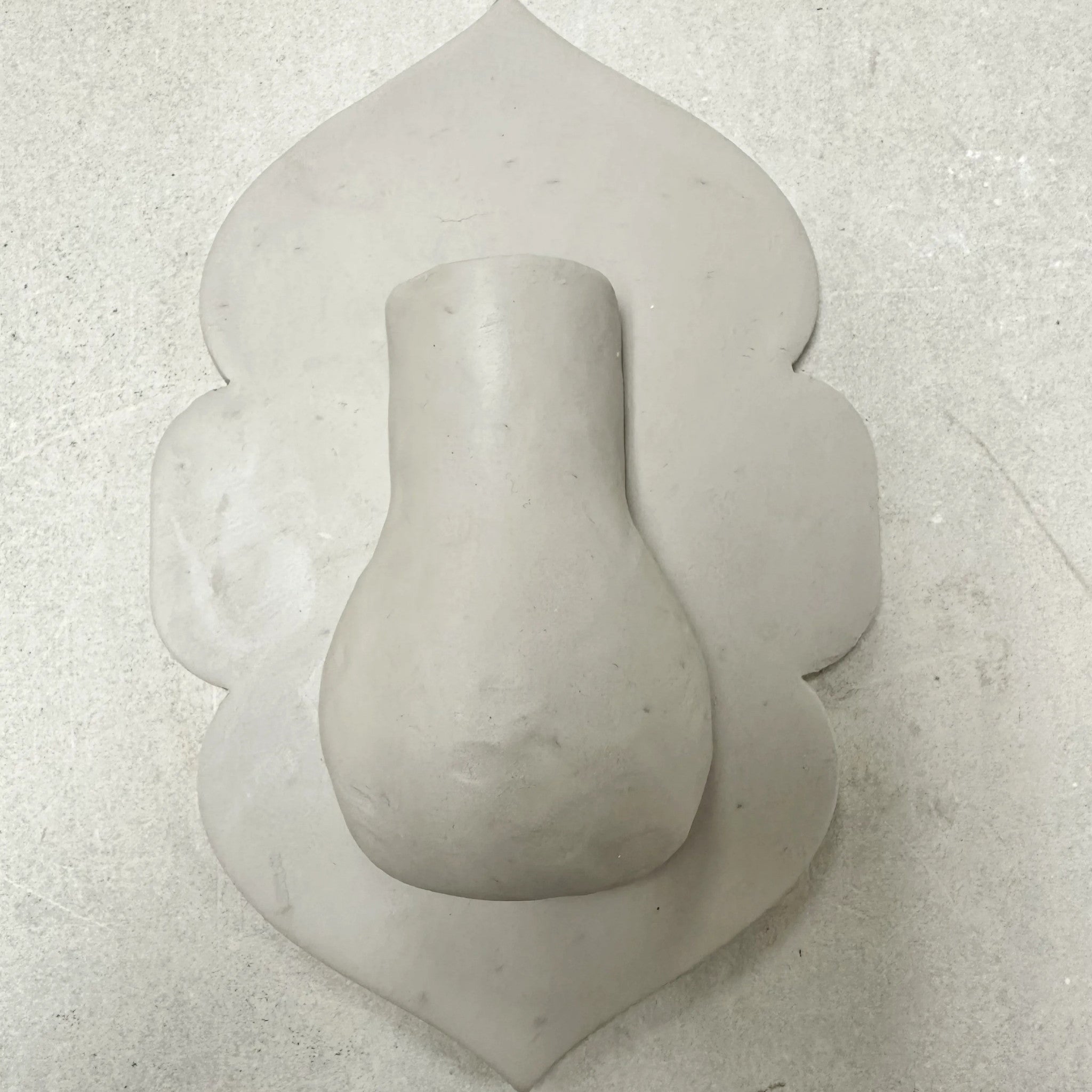 Double Pointed Arch Wall Vase Cutter